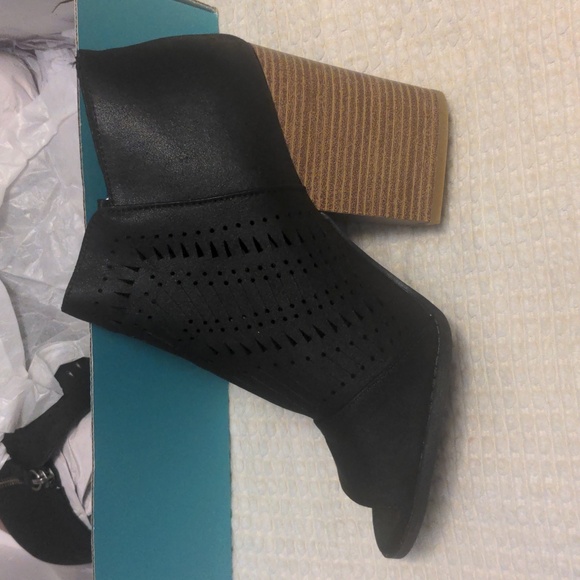 NEW Maurices Black Peep Toe Heels Size 11 - Picture 2 of 6